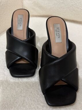 STEVE MADDEN Black Crisscross Slide Mules